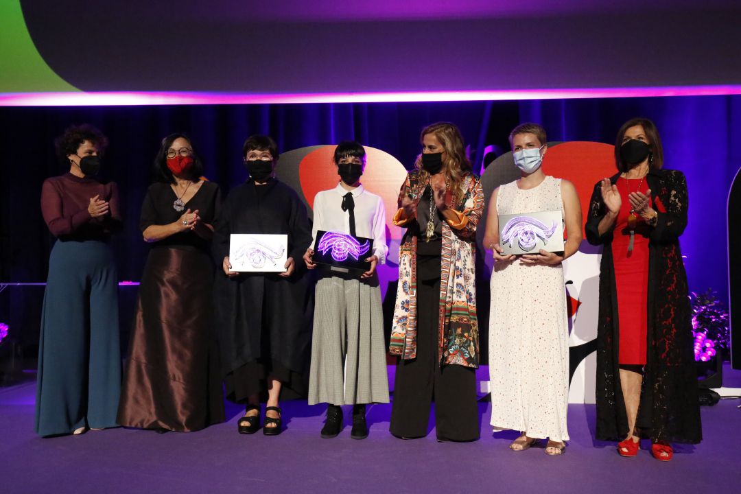 La presidenta de la Diputación con las premiadas La presidenta de la Diputación con las premiadas