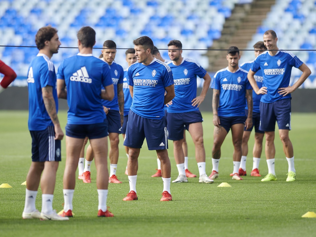 La plantilla se ha entrenado sobre el césped de La Romareda La plantilla se ha entrenado sobre el césped de La Romareda