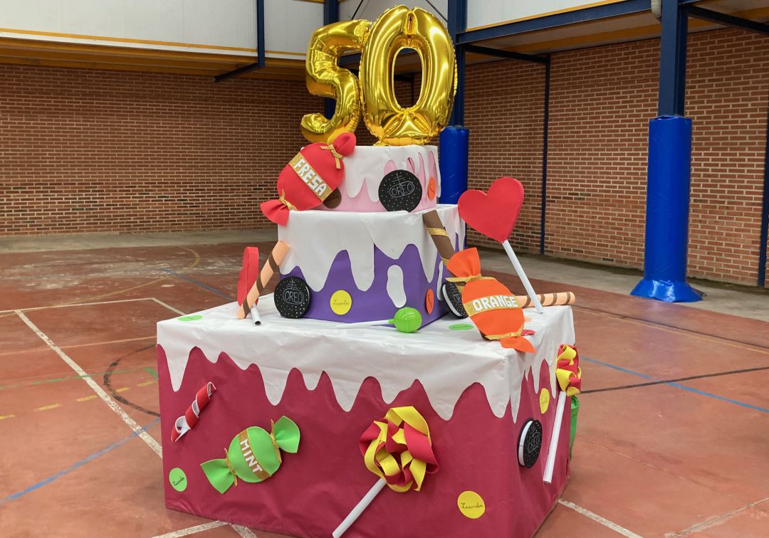 Imagen de la tarta del 50 aniversario del Colegio Jesús Baeza de Valdepeñas (Ciudad Real) Imagen de la tarta del 50 aniversario del Colegio Jesús Baeza de Valdepeñas (Ciudad Real)