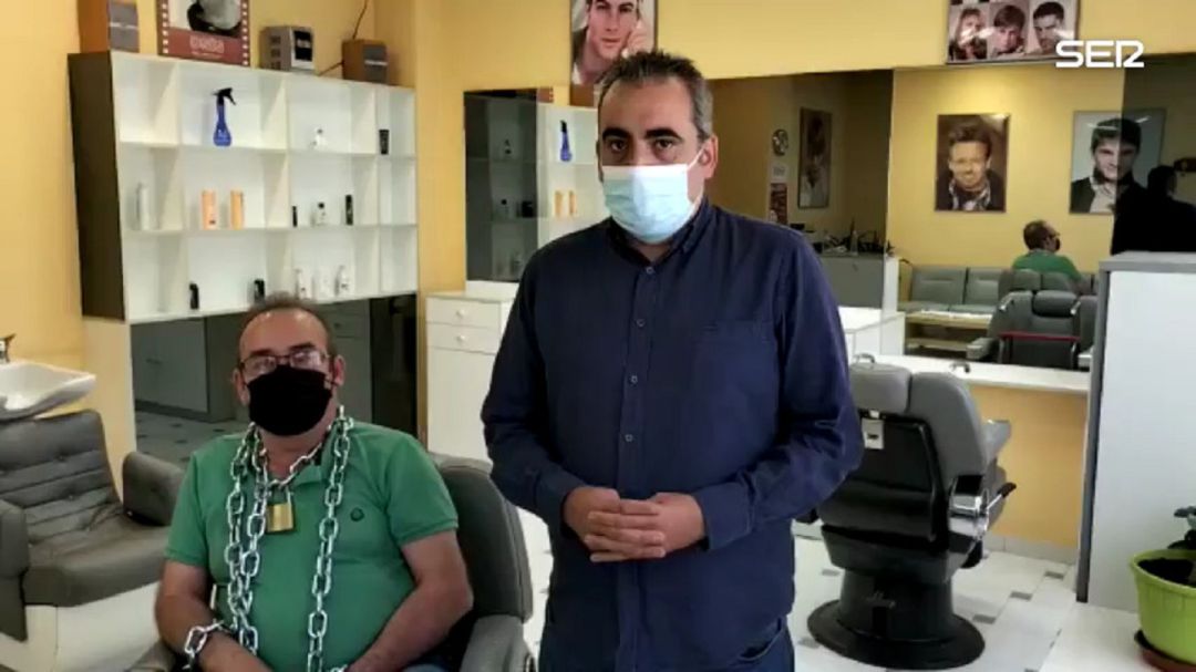 Andrés Ramírez, encadenado a su negocio, junto al alcalde, Javier Corpa Andrés Ramírez, encadenado a su negocio, junto al alcalde, Javier Corpa