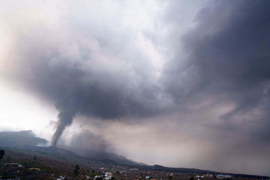CUMBRE VIEJA: Última hora del volcán de La Palma: El aumento del fenómeno explosivo obliga a evacuar Tajuya y Tacande CUMBRE VIEJA: Última hora del volcán de La Palma: El aumento del fenómeno explosivo obliga a evacuar Tajuya y Tacande