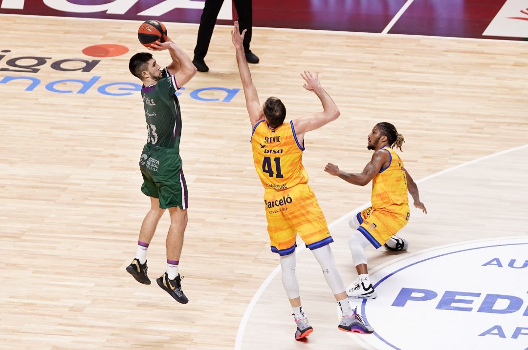 Axel Bouteille lanza a canasta durante un encuentro ante Gran Canaria de la pasada temporada. Axel Bouteille lanza a canasta durante un encuentro ante Gran Canaria de la pasada temporada.