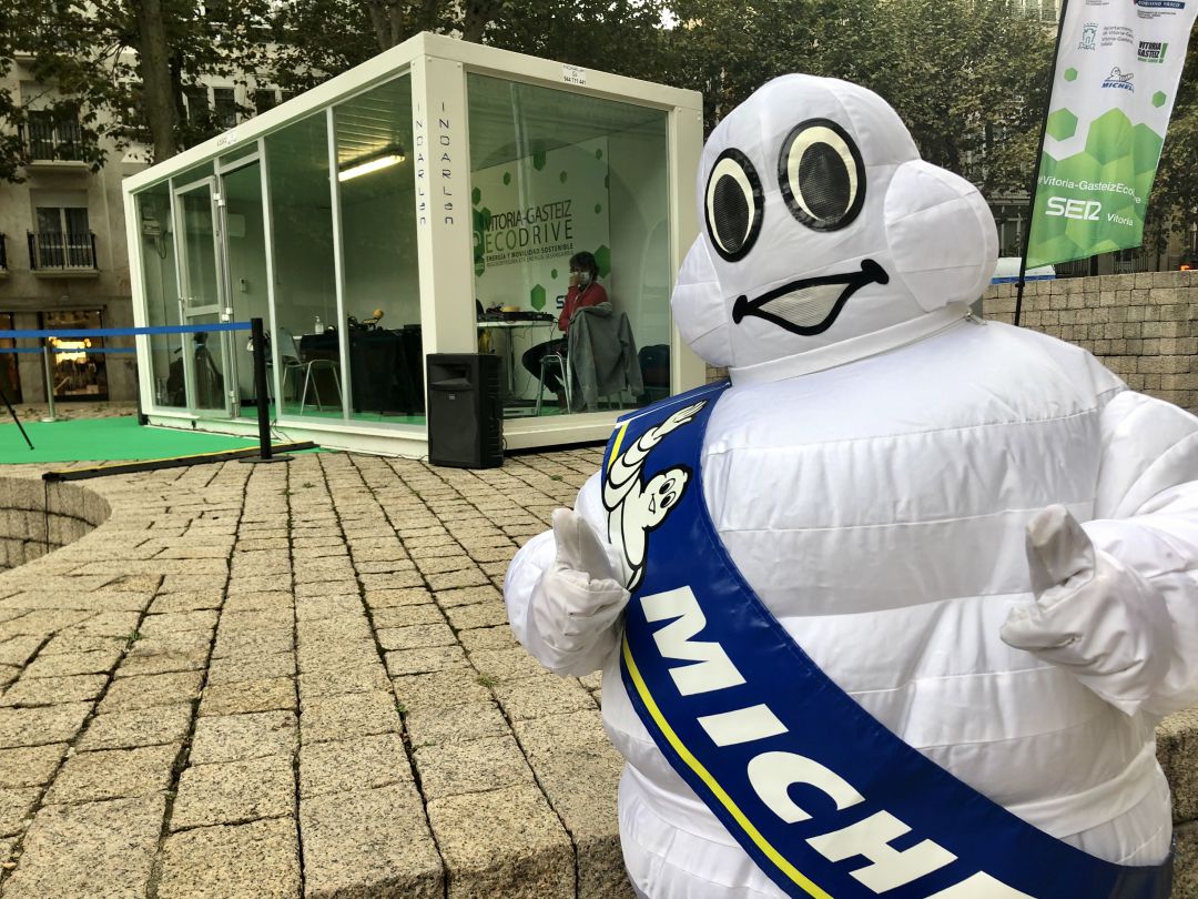 Bibendum posa junto al estudio móvil de la Cadena SER en la Plaza de los Fueros de Vitoria Bibendum posa junto al estudio móvil de la Cadena SER en la Plaza de los Fueros de Vitoria