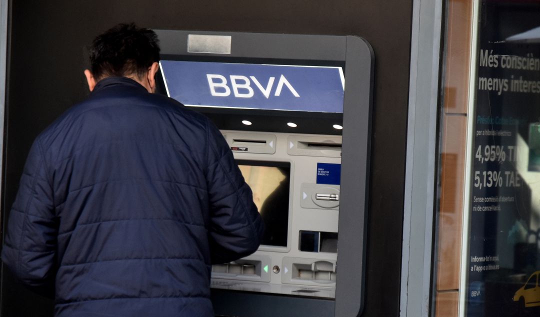 Un hombre saca dinero de un cajero del BBVA. Un hombre saca dinero de un cajero del BBVA.