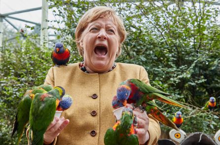 Momento en el que Angela Merkel es mordida por un loro Momento en el que Angela Merkel es mordida por un loro