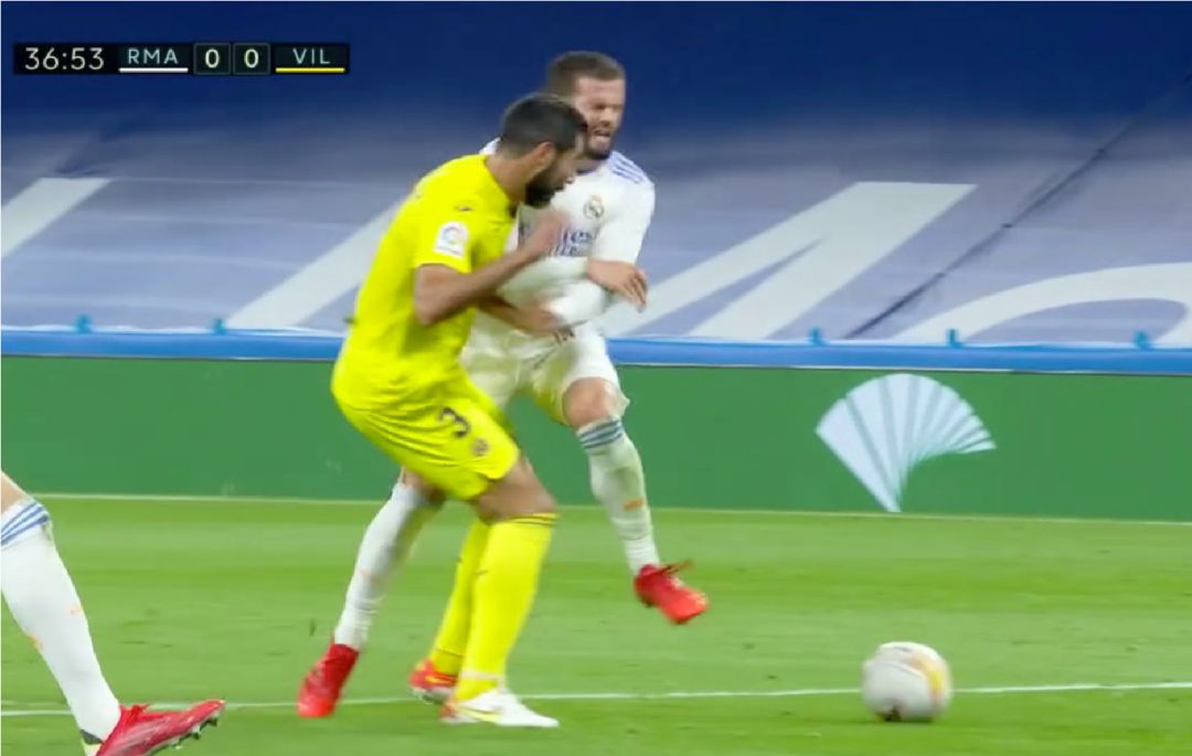 Albiol y Nacho en la jugada polémica Albiol y Nacho en la jugada polémica