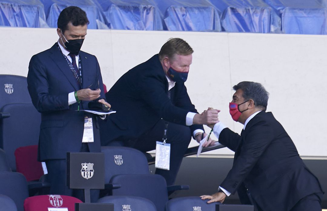 Laporta saluda a Koeman, el pasado mes de abril Laporta saluda a Koeman, el pasado mes de abril