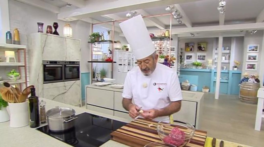 Karlos Arguiñano pelando unos ajos Karlos Arguiñano pelando unos ajos