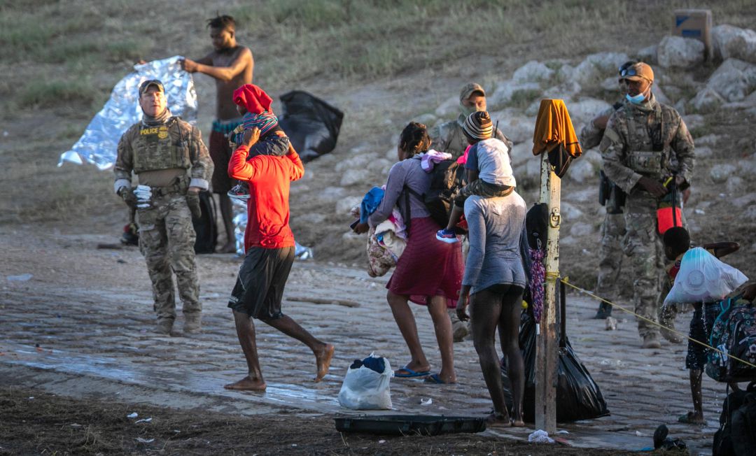 Inmigrantes haitianos cruzando el río hacia Tejas. Inmigrantes haitianos cruzando el río hacia Tejas.