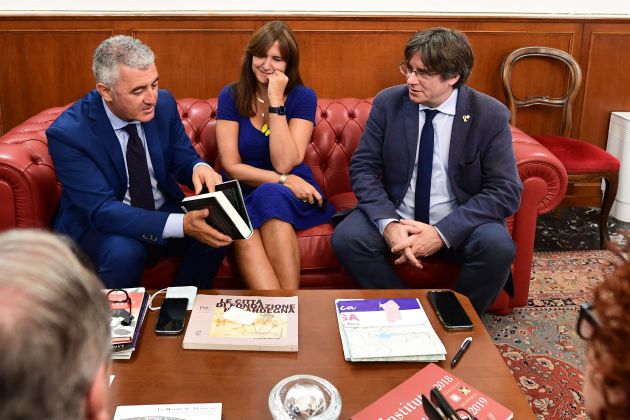 El alcalde de Alguer, Mario Ponoci, junto a Laura Borràs y Carles Puigdemont. El alcalde de Alguer, Mario Ponoci, junto a Laura Borràs y Carles Puigdemont.