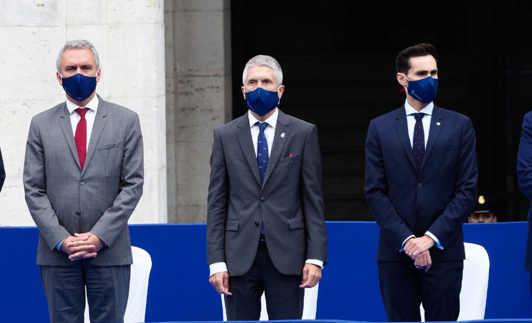 El delegado del Gobierno en Castilla y León, Javier Izquierdo (i) y el ministro del Interior, Fernando Grande Marlaska (c), durante los actos centrales del Día de la Policía en la Plaza Mayor de Valladolid. El delegado del Gobierno en Castilla y León, Javier Izquierdo (i) y el ministro del Interior, Fernando Grande Marlaska (c), durante los actos centrales del Día de la Policía en la Plaza Mayor de Valladolid.