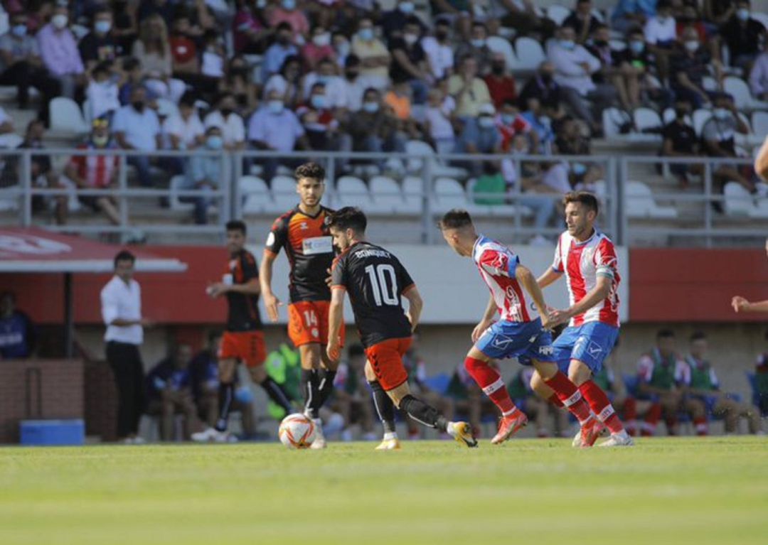 Un momento del partido. Un momento del partido.