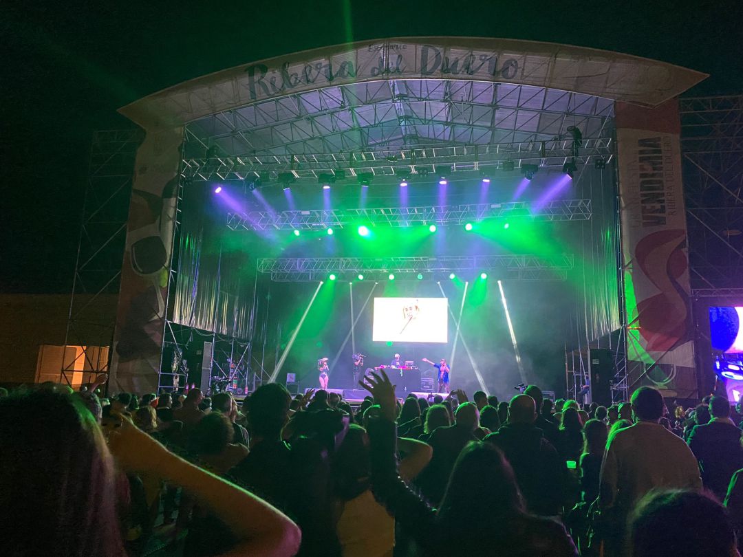 El público desbordó ganas de disfrutar de la música con la propuesta de Ladilla Rusa en el concierto Los40#ESpírituRibera de la IV Gran Fiesta de la Vendimia El público desbordó ganas de disfrutar de la música con la propuesta de Ladilla Rusa en el concierto Los40#ESpírituRibera de la IV Gran Fiesta de la Vendimia