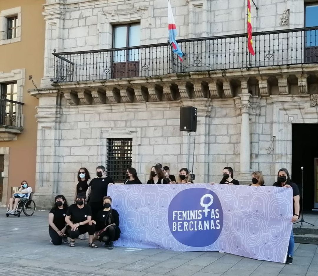 El colectivo feminista en una de sus acciones El colectivo feminista en una de sus acciones