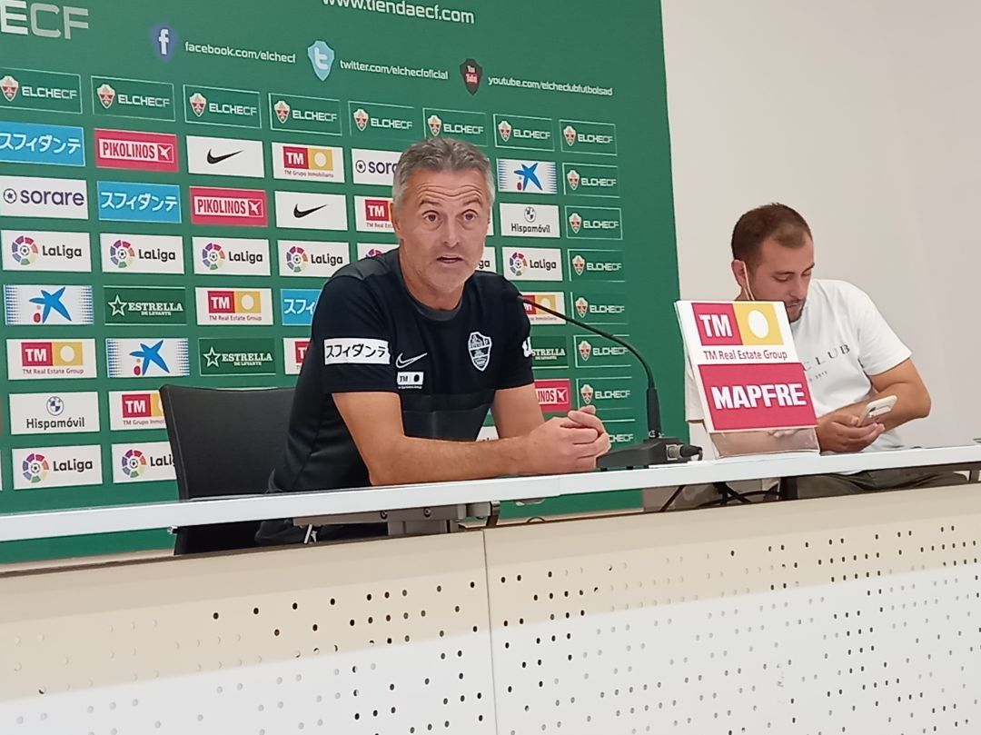 Escribá durante su comparecencia; a la derecha el jefe de Prensa del Elche, Antonio Chaves Escribá durante su comparecencia; a la derecha el jefe de Prensa del Elche, Antonio Chaves