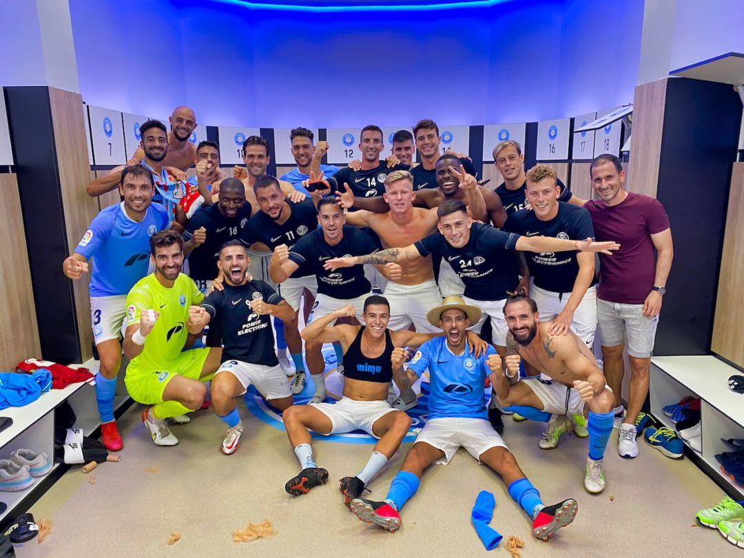 Los jguadores celebrando en el vestuario el primero triunfo en Can Misses Los jguadores celebrando en el vestuario el primero triunfo en Can Misses