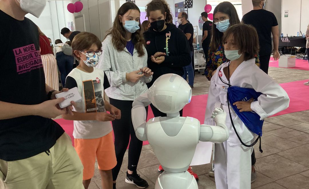 El robot Peper, del proyecto Sinai, en una actividad de la Noche Europea de los Invetigadores. El robot Peper, del proyecto Sinai, en una actividad de la Noche Europea de los Invetigadores.