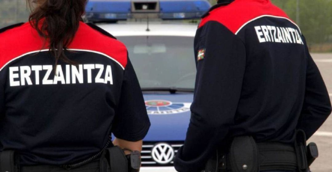 Agentes de la Ertzaintza en labores de vigilancia Agentes de la Ertzaintza en labores de vigilancia