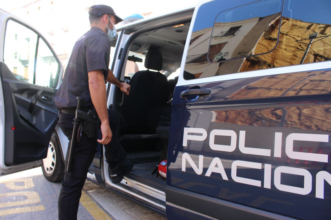 Un agente accede a un furgón policial en València. Un agente accede a un furgón policial en València.
