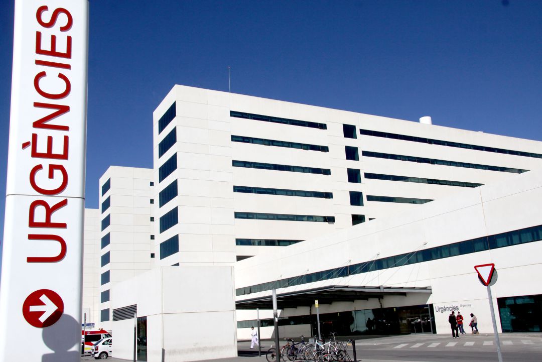 Entrada principal del hospital La Fe de València, donde está ingresado uno de los heridos. Entrada principal del hospital La Fe de València, donde está ingresado uno de los heridos.
