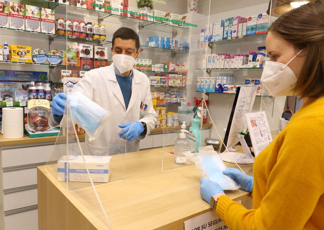 La luz verde de la farmacia se proyecta hoy sobre los rincones más emblemáticos de la Comunidad para rendir homenaje a la profesión La luz verde de la farmacia se proyecta hoy sobre los rincones más emblemáticos de la Comunidad para rendir homenaje a la profesión