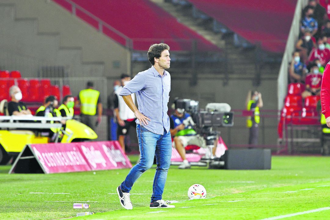 Rubi vivió el partido muy concentrado desde la banda. Rubi vivió el partido muy concentrado desde la banda.