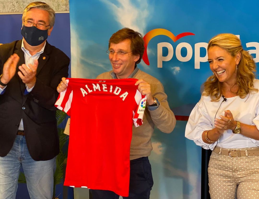 Martínez-Almeida posando con una camiseta del Sporting junto al presidente del PP de Gijón (izqda) y la presidenta regional (dcha). Martínez-Almeida posando con una camiseta del Sporting junto al presidente del PP de Gijón (izqda) y la presidenta regional (dcha).