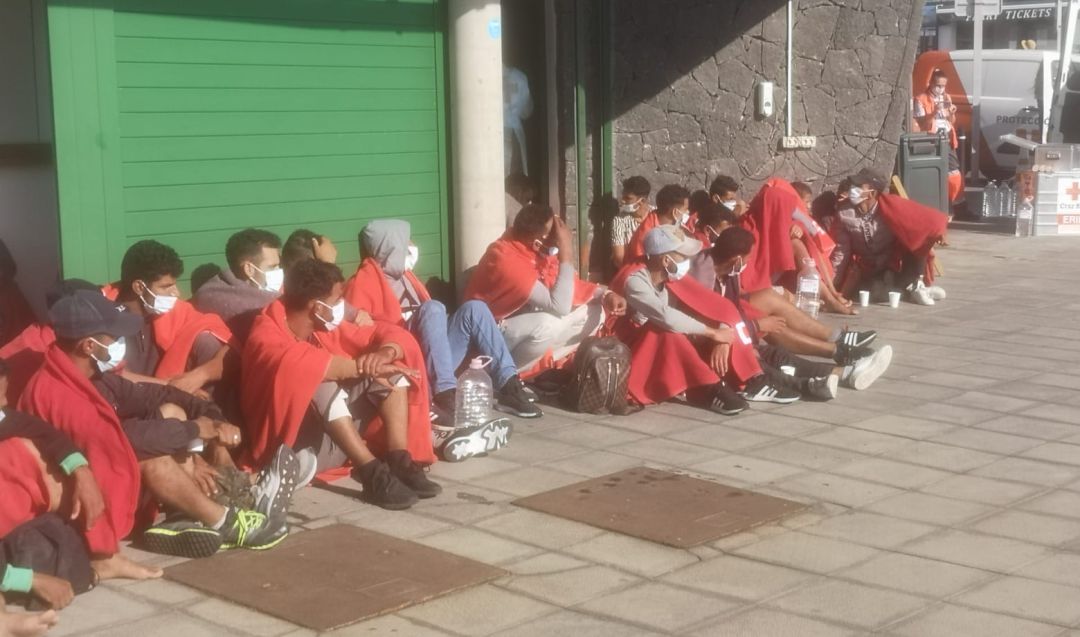 Varios de los migrantes interceptados navegando en Punta Fariones, cerca de la localidad lanzaroteña de Órzola. Varios de los migrantes interceptados navegando en Punta Fariones, cerca de la localidad lanzaroteña de Órzola.