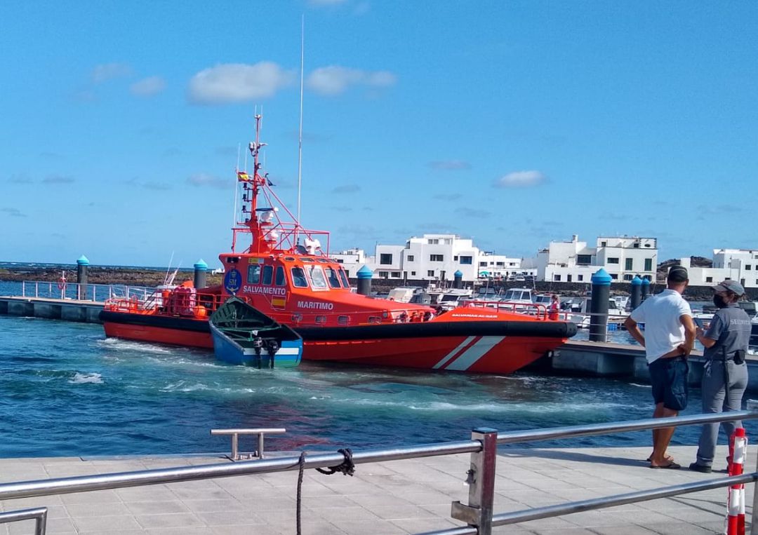 La embarcación "Al Nair" de Salvamento Marítimo con una de las pateras rescatadas y remolcada hasta Órzola, en el norte de Lanzarote. La embarcación "Al Nair" de Salvamento Marítimo con una de las pateras rescatadas y remolcada hasta Órzola, en el norte de Lanzarote.