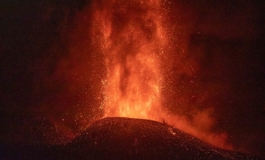 El volcán de ‘Cumbre Vieja’, al anochecer, a 23 de septiembre de 2021, en El Paso, La Palma, Islas Canarias (España). El volcán de ‘Cumbre Vieja’, al anochecer, a 23 de septiembre de 2021, en El Paso, La Palma, Islas Canarias (España).