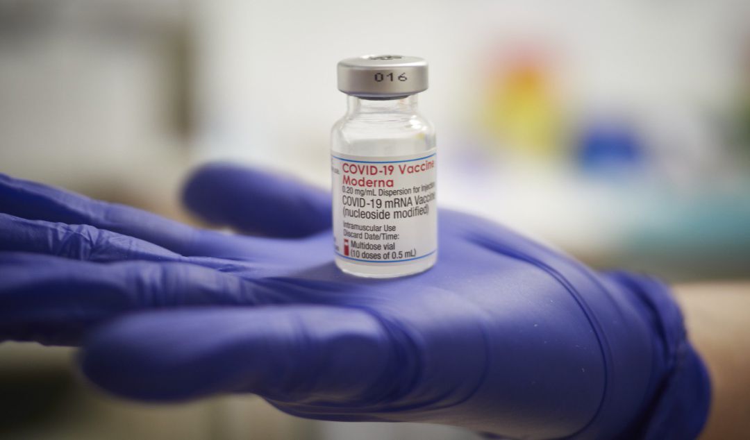 Archivo - Una profesional sanitaria sostiene un vial de la vacuna de Moderna contra la Covid-19 Archivo - Una profesional sanitaria sostiene un vial de la vacuna de Moderna contra la Covid-19