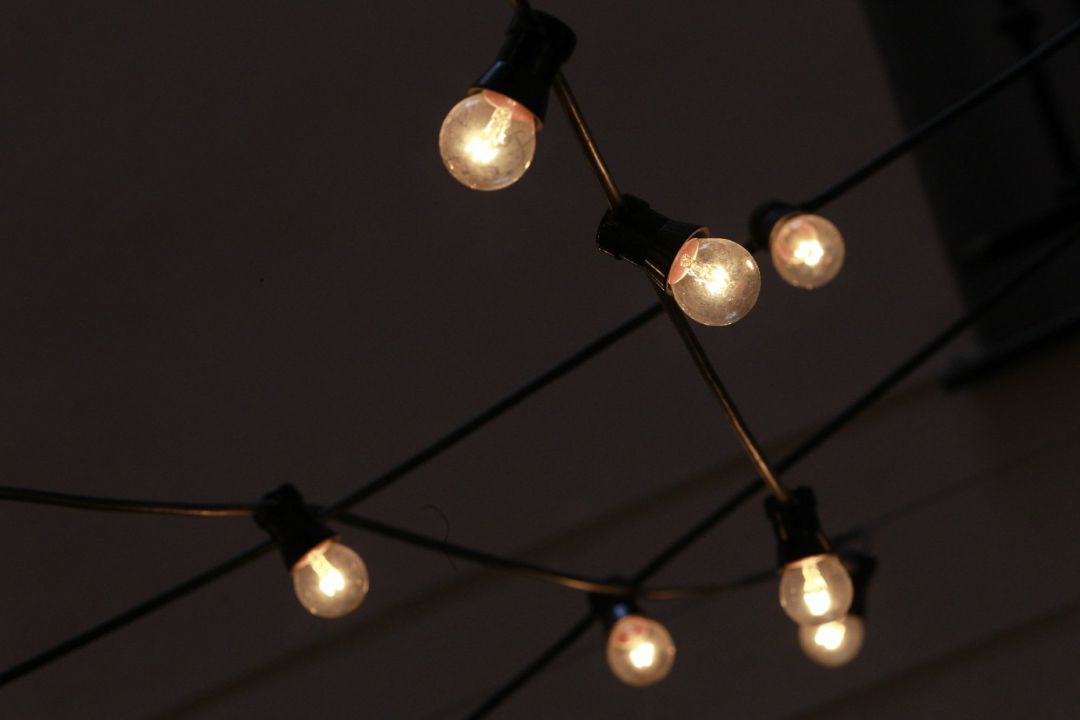 El precio de la luz aumenta este lunes hasta los 156,75 euros por MWh. El precio de la luz aumenta este lunes hasta los 156,75 euros por MWh.