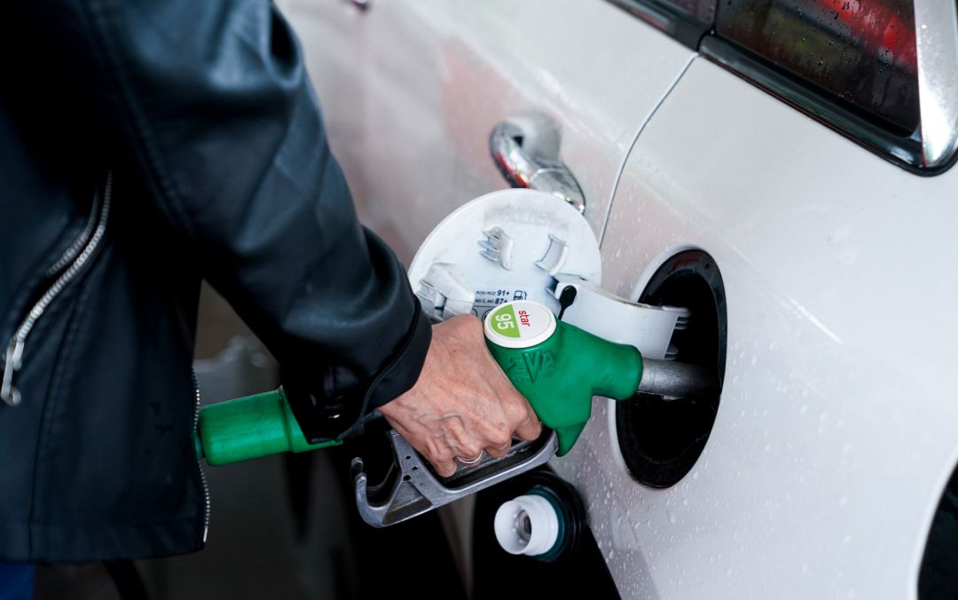 Archivo - Una mujer pone gasolina a su vehículo en una gasolinera Archivo - Una mujer pone gasolina a su vehículo en una gasolinera