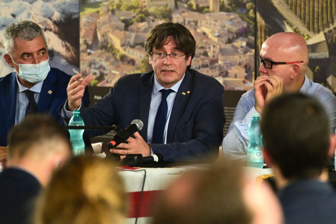 Carles Puigdemont en rueda de prensa tras su puesta en libertad. Carles Puigdemont en rueda de prensa tras su puesta en libertad.