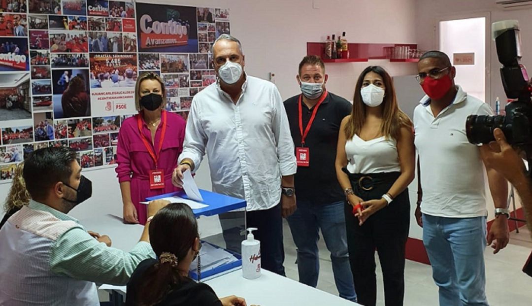 Ruiz Boix durante la votación. Ruiz Boix durante la votación.