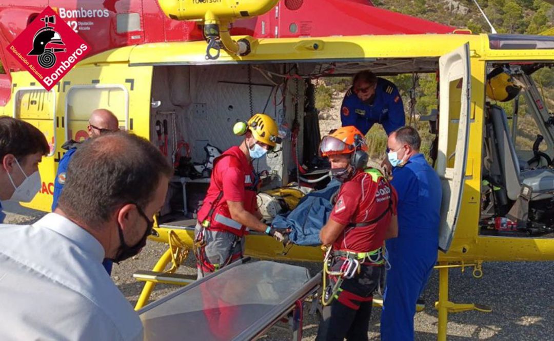 Helicóptero de rescate de los bomberos en el Puig Campana Helicóptero de rescate de los bomberos en el Puig Campana