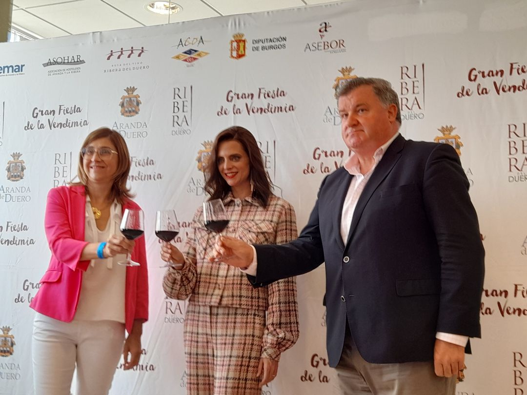 El presidente del Consejo Regulador de la DO Ribera del Duero en el brindis oficial con la alcaldesa de Aranda y la embajadora de la IV Fiesta de la Vendimia, Macarena Gómez El presidente del Consejo Regulador de la DO Ribera del Duero en el brindis oficial con la alcaldesa de Aranda y la embajadora de la IV Fiesta de la Vendimia, Macarena Gómez