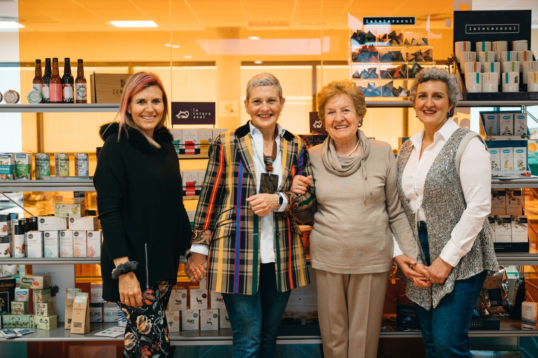 Las mujeres de la familia Escudero Rubio, al frente de Pharmadus. Almudena Rubio Fernández y sus tres hijas forman parte del consejo de la compañía. De izquierda a derecha: Marta Escudero Rubio, Beatriz (consejera delegada), su madre Almudena y Mª del Mar. Las mujeres de la familia Escudero Rubio, al frente de Pharmadus. Almudena Rubio Fernández y sus tres hijas forman parte del consejo de la compañía. De izquierda a derecha: Marta Escudero Rubio, Beatriz (consejera delegada), su madre Almudena y Mª del Mar.
