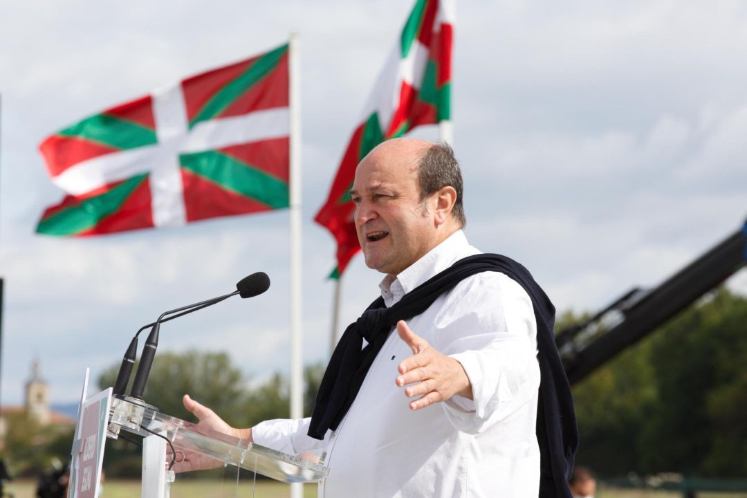 El presidente del PNV, Andoni Ortuzar, interviene durante los actos del Alderdi Eguna (Día del Partido), que se celebra este domingo en las campas de Foronda, próximas a Vitoria El presidente del PNV, Andoni Ortuzar, interviene durante los actos del Alderdi Eguna (Día del Partido), que se celebra este domingo en las campas de Foronda, próximas a Vitoria