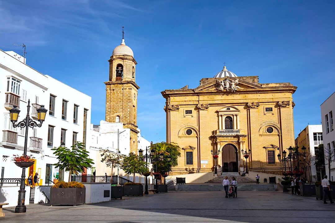 Centro de Chiclana (La Iglesia neoclásica de San Juan Bautista) Centro de Chiclana (La Iglesia neoclásica de San Juan Bautista)