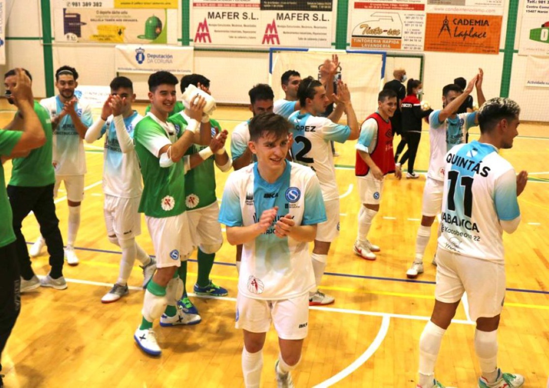 Los jugadores del Santiago celebran el triunfo a la conclusión del partido en Narón Los jugadores del Santiago celebran el triunfo a la conclusión del partido en Narón