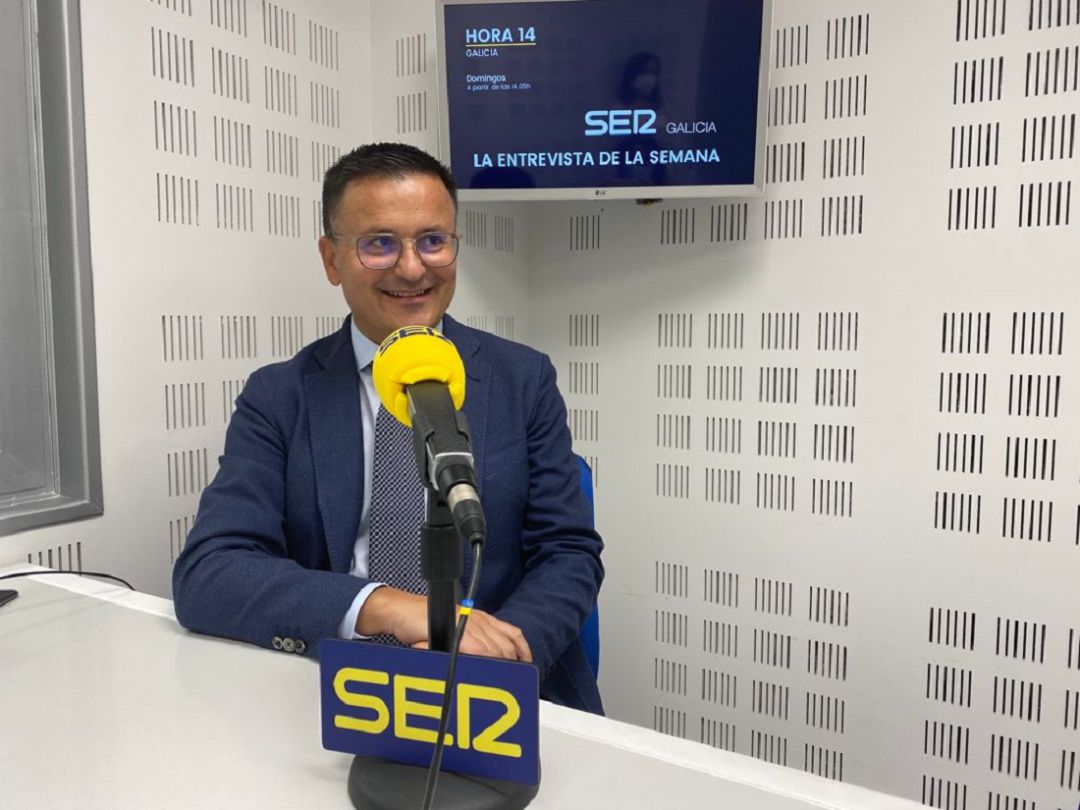 El conselleiro de Medio Rural, José González, en los estudios de Radio Galicia - Cadena SER. El conselleiro de Medio Rural, José González, en los estudios de Radio Galicia - Cadena SER.
