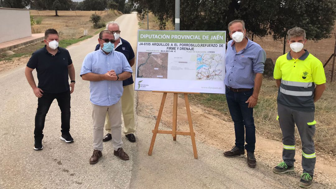 El diputado de Infraestructuras Municipales, José Castro, y el alcalde de Arquillos, Miguel Ángel Manrique, en la presentación del proyecto. El diputado de Infraestructuras Municipales, José Castro, y el alcalde de Arquillos, Miguel Ángel Manrique, en la presentación del proyecto.