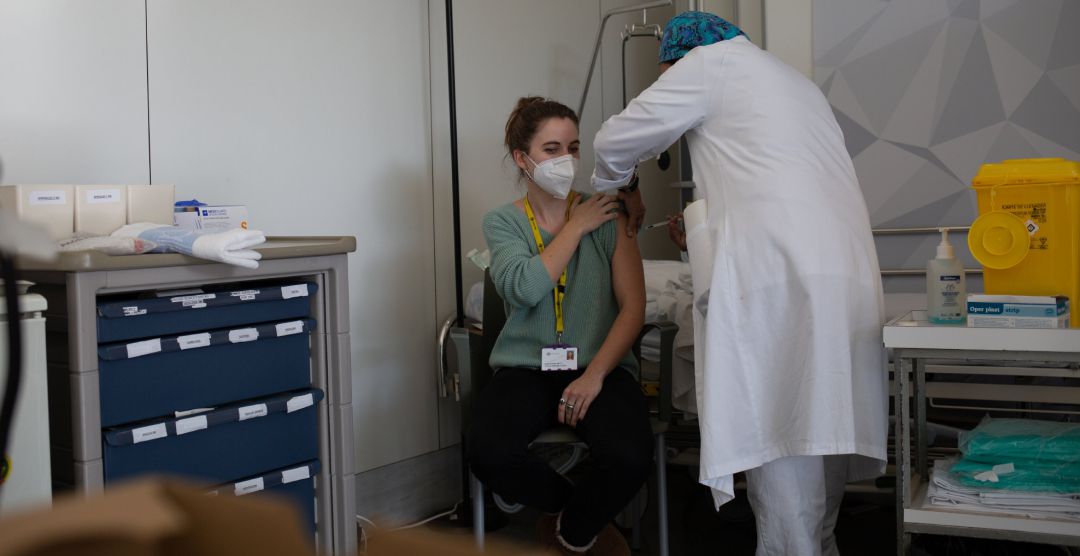 Una enfermera vacuna a un profesional sanitario con la vacuna de Pfizer-BioNtech contra el COVID-19. Una enfermera vacuna a un profesional sanitario con la vacuna de Pfizer-BioNtech contra el COVID-19.