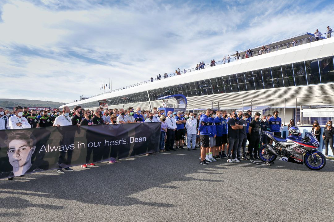 Emotivo minuto de silencio en el Circuito de Jerez Emotivo minuto de silencio en el Circuito de Jerez