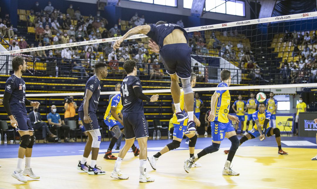 Disputa del partido de Supercopa de España entre el Guaguas y el Feníe Energía Mallorca Voley. Disputa del partido de Supercopa de España entre el Guaguas y el Feníe Energía Mallorca Voley.