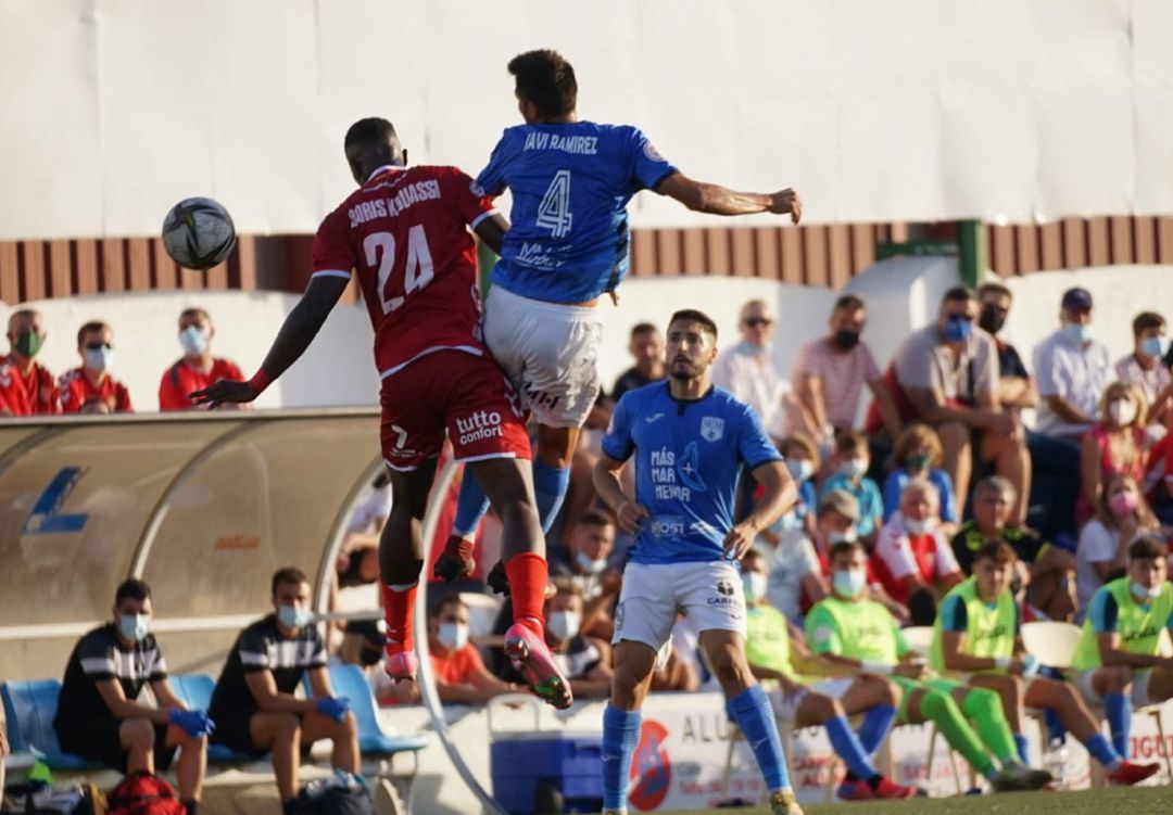 Boris peleando un balón en el aire con Javi Ramírez Boris peleando un balón en el aire con Javi Ramírez