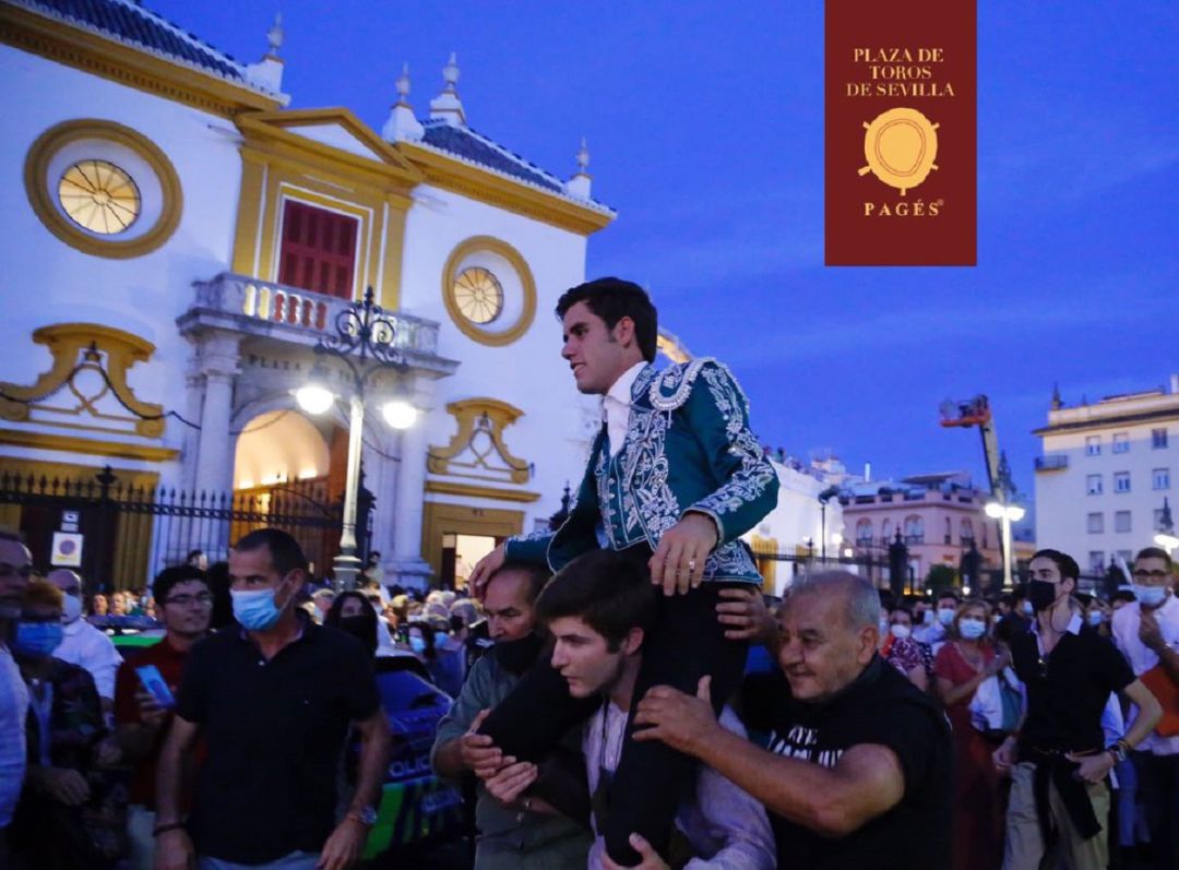 A Guillermo Hermoso de Mendoza se lo llevaron a hombros por el Paseo de Colón A Guillermo Hermoso de Mendoza se lo llevaron a hombros por el Paseo de Colón