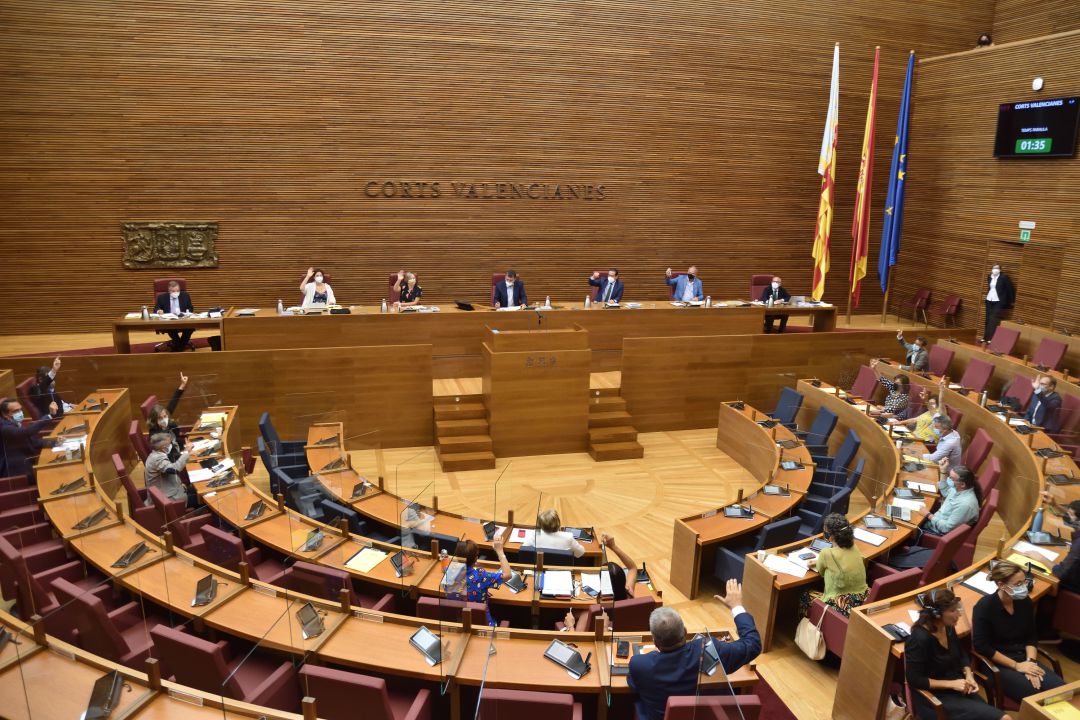 El pleno de les Corts se reúne este lunes para la primera sesión del debate de política general de la Comunitat Valenciana. El pleno de les Corts se reúne este lunes para la primera sesión del debate de política general de la Comunitat Valenciana.