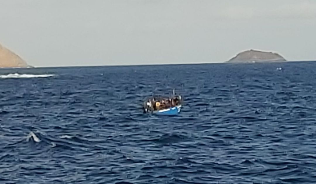 Una de las dos pateras que logró llegar a La Graciosa. Una de las dos pateras que logró llegar a La Graciosa.